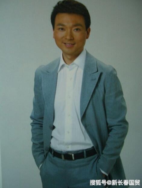 央视主播康辉青涩旧照曝光英俊潇洒那时的他原来长这样