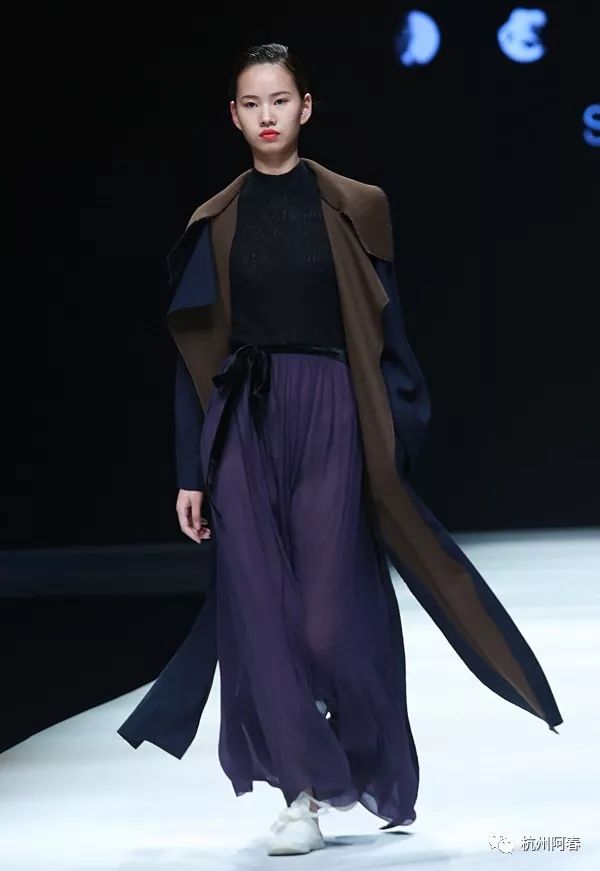 在濮院320创意广场召开的现场这是"中国纺织服装供应链创新巡展"在濮