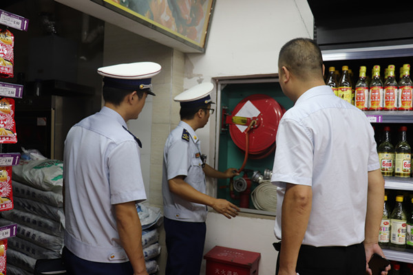 凤山大队开展中秋节前商场消防安全检查