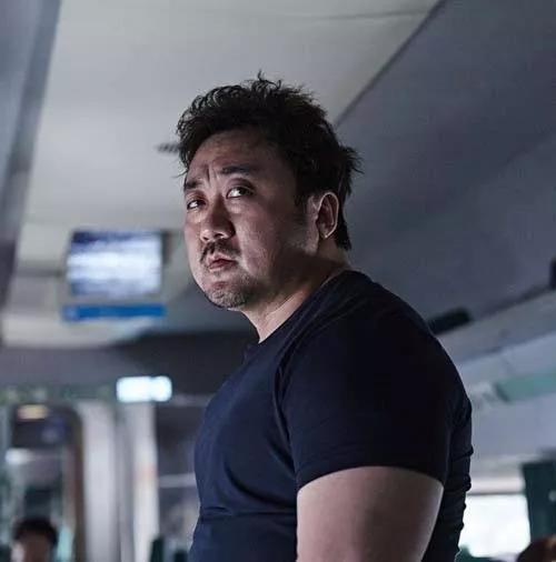 火爆全网的"体育老师",竟被48岁肌肉大叔泡走,网友:夺妻之仇