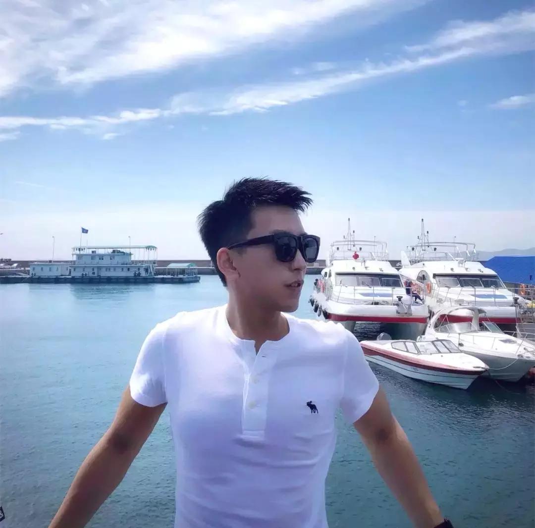 拍摄出来的照片角度也会是微侧的脸颊突出男生面部的线条会非常好看!