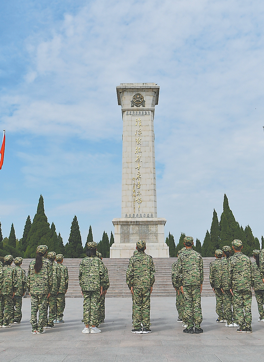 濉溪县淮海战役双堆集烈士陵园里,当地初中生在接受革命传统教育.