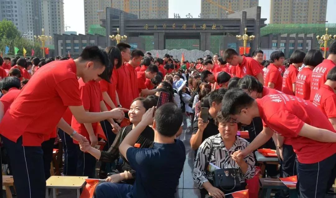 定州中学为2017级同学们举办成人仪式!