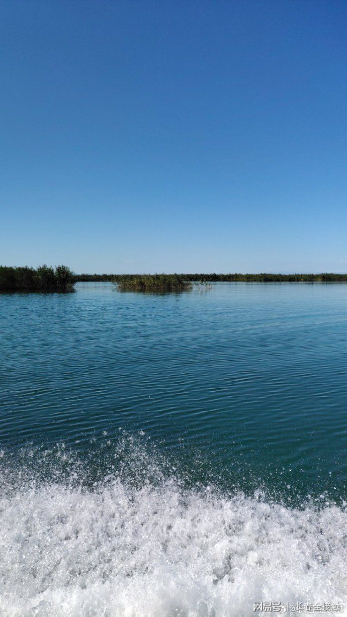 乌伦古湖戈壁滩上的黄金海岸