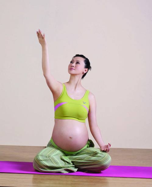 就算是自己在2007年怀孕的时候,还挺着大肚子参加慈善活动,在影视剧中