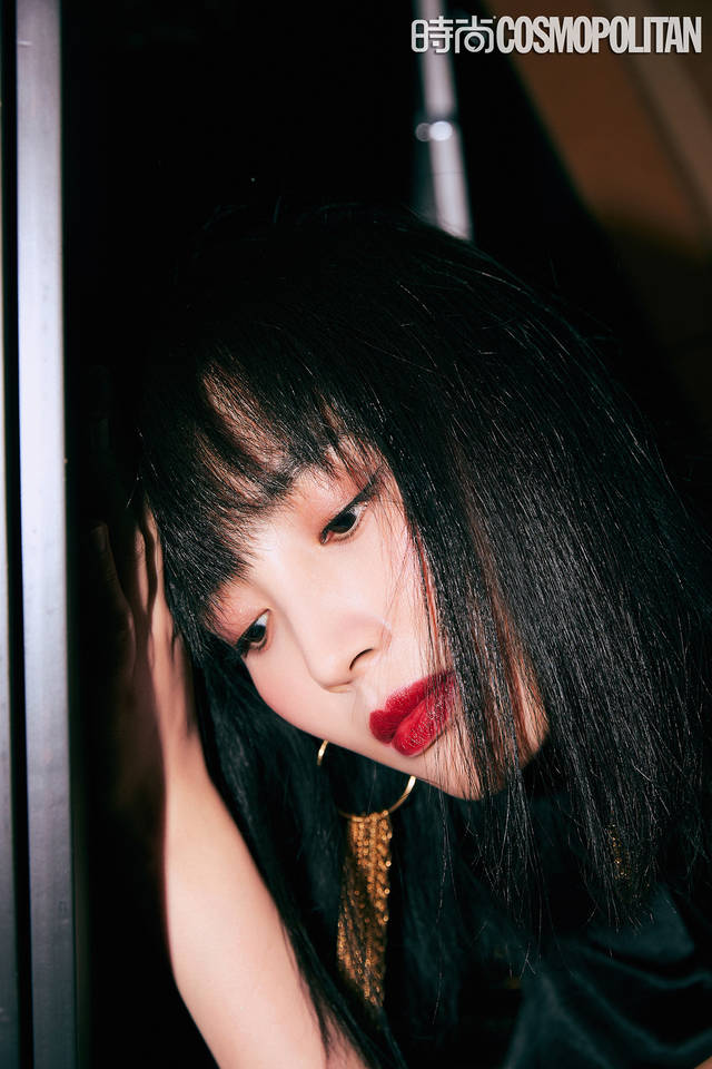 王紫璇上演锁骨杀印花v领长裙清新动人