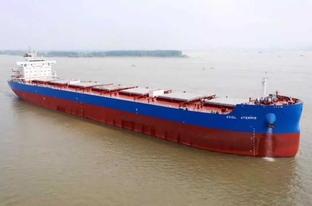 江苏金陵为中航国际租赁有限公司建造的首艘82000吨散货船成功交付