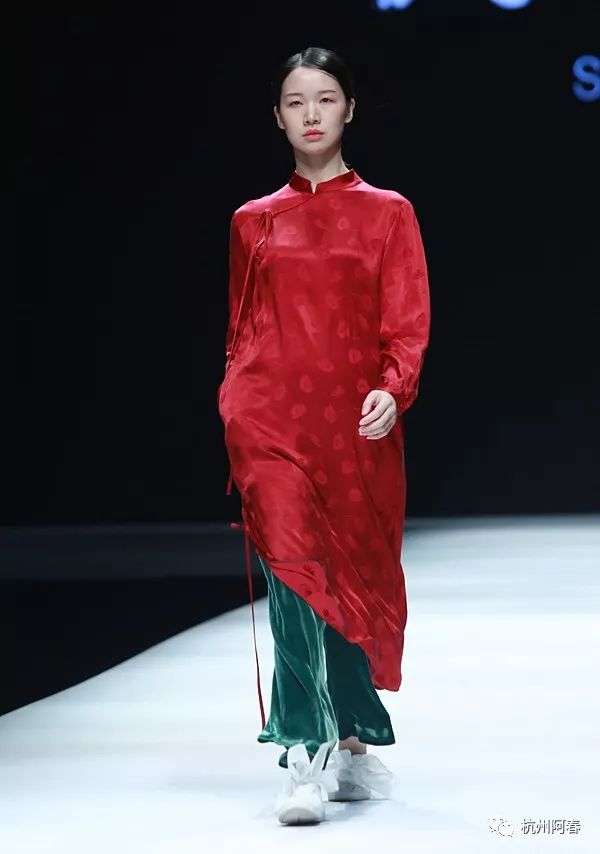 在濮院320创意广场召开的现场这是"中国纺织服装供应链创新巡展"在濮