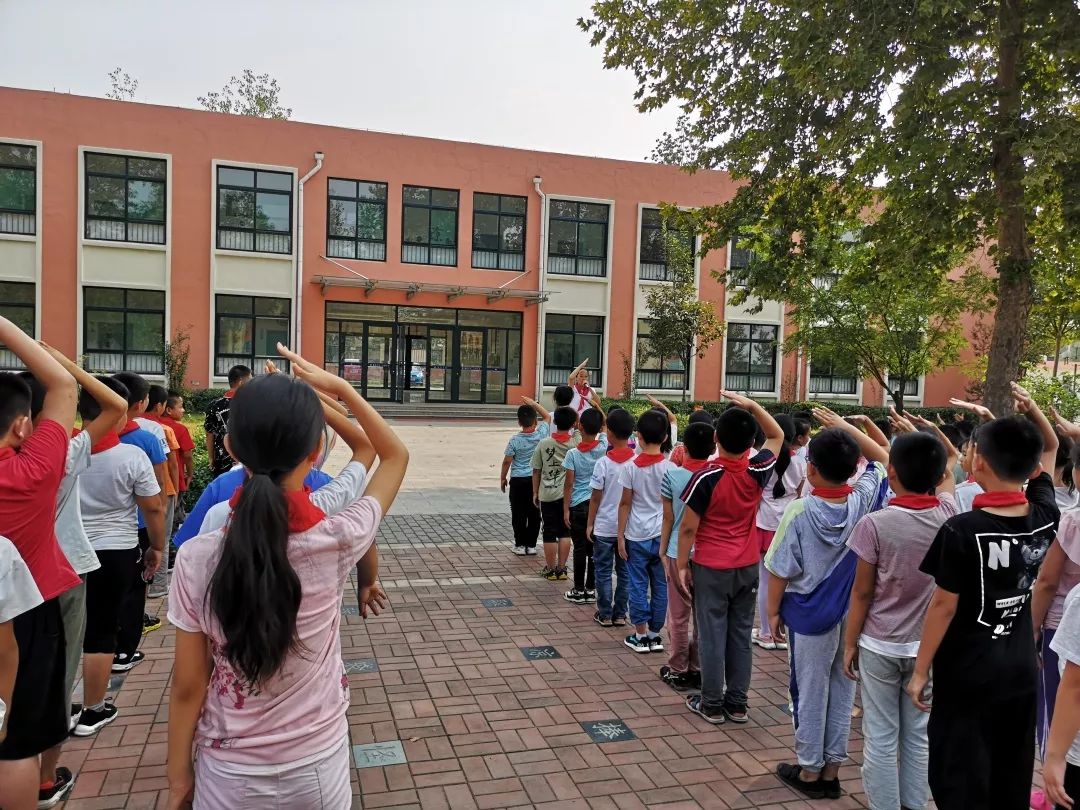 周村区南郊镇八里小学进行国歌合唱及少先队礼仪培训