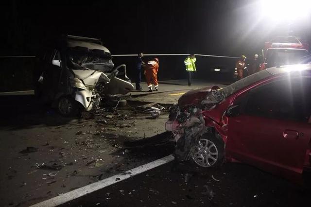 保山龙陵龙腾公路邦腊掌方向急救车祸被困者