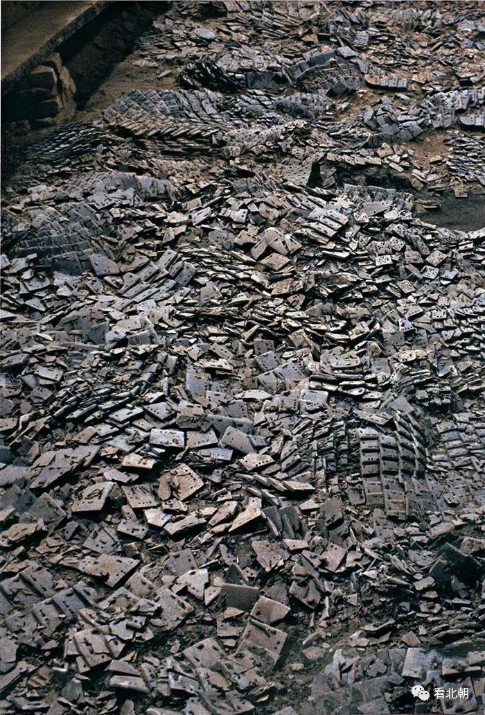 实际上,秦兵马坑出过石胄石铠甲,也有秦弩机,射手俑的出土,马俑没有