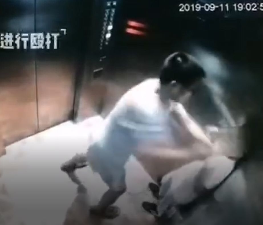直到男子出电梯殴打持续了20多秒甚至用脚踹孩子男子一直用手锤孩子
