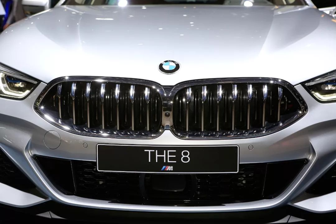 实拍纯金属银宝马8系四门车这款价值6万8的车漆比冰河银帅吗