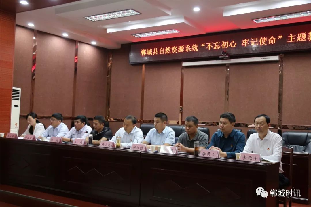 县委"不忘初心,牢记使命"主题教育指导组组长胡红旗在指导讲话中要求