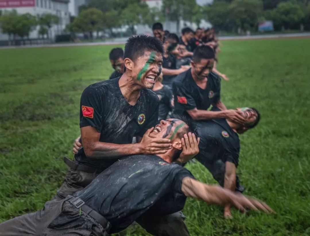 这场雨中练兵太酷了媒体记者,网络名人纷纷称赞极限体能,擒拿格斗