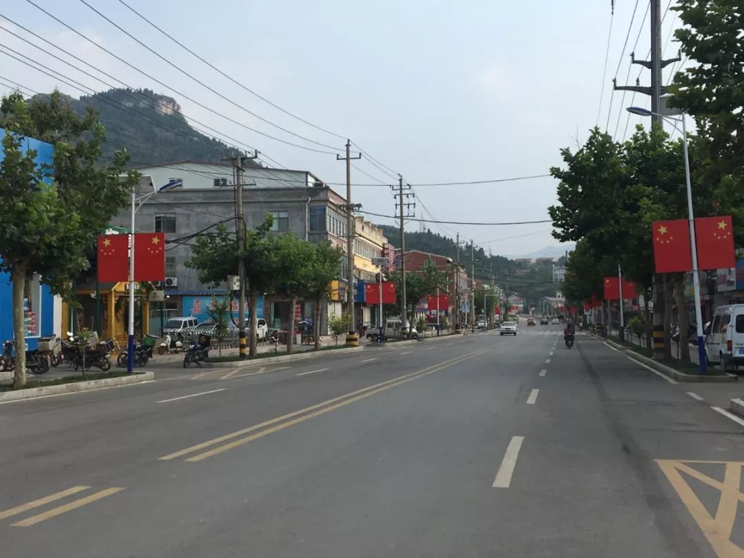 仲宫创城仲宫街道在驻地主要道路悬挂国旗营造节庆氛围