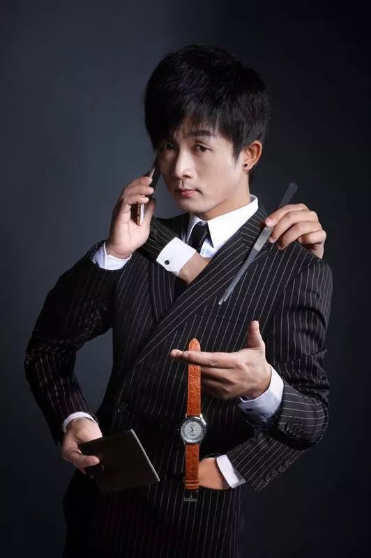 吴彦忠是一个充满正义感的反扒志愿者,在日常生活中,他通过各种小互动