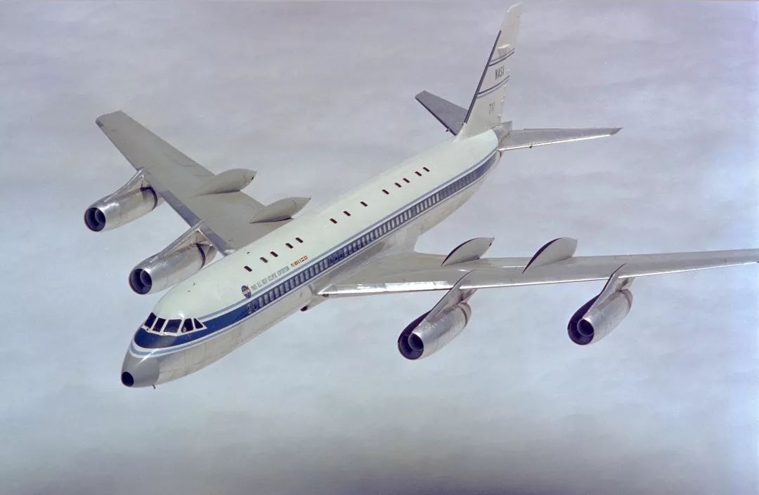 1965年,nasa使用经过改装的康维尔990型(convair 990)飞机研究日食