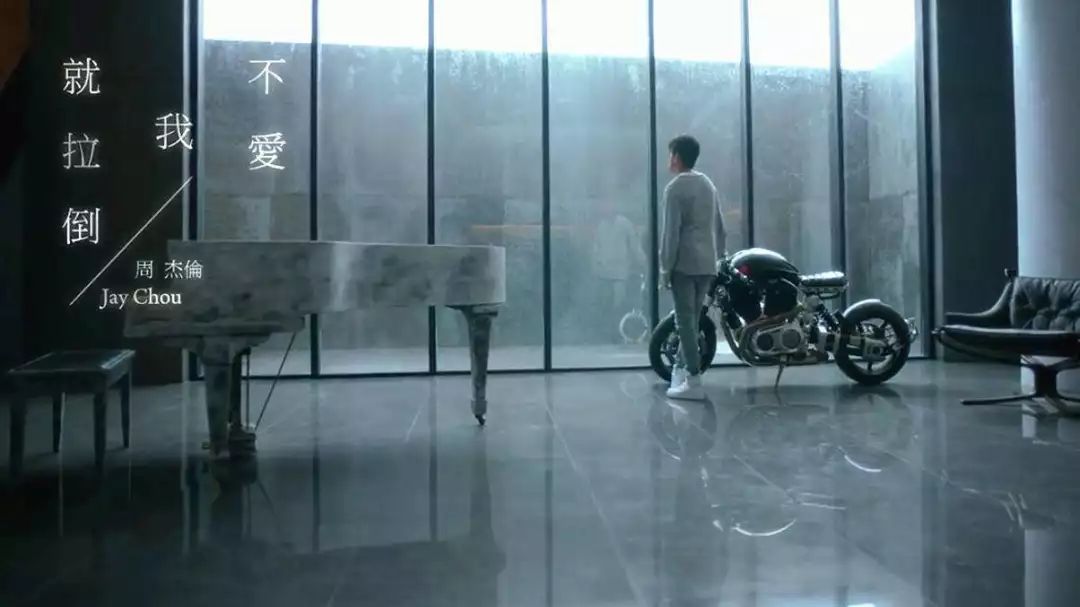 已经是一年零四个月之前的事情了;距离上一张专辑《周杰伦的床边故事