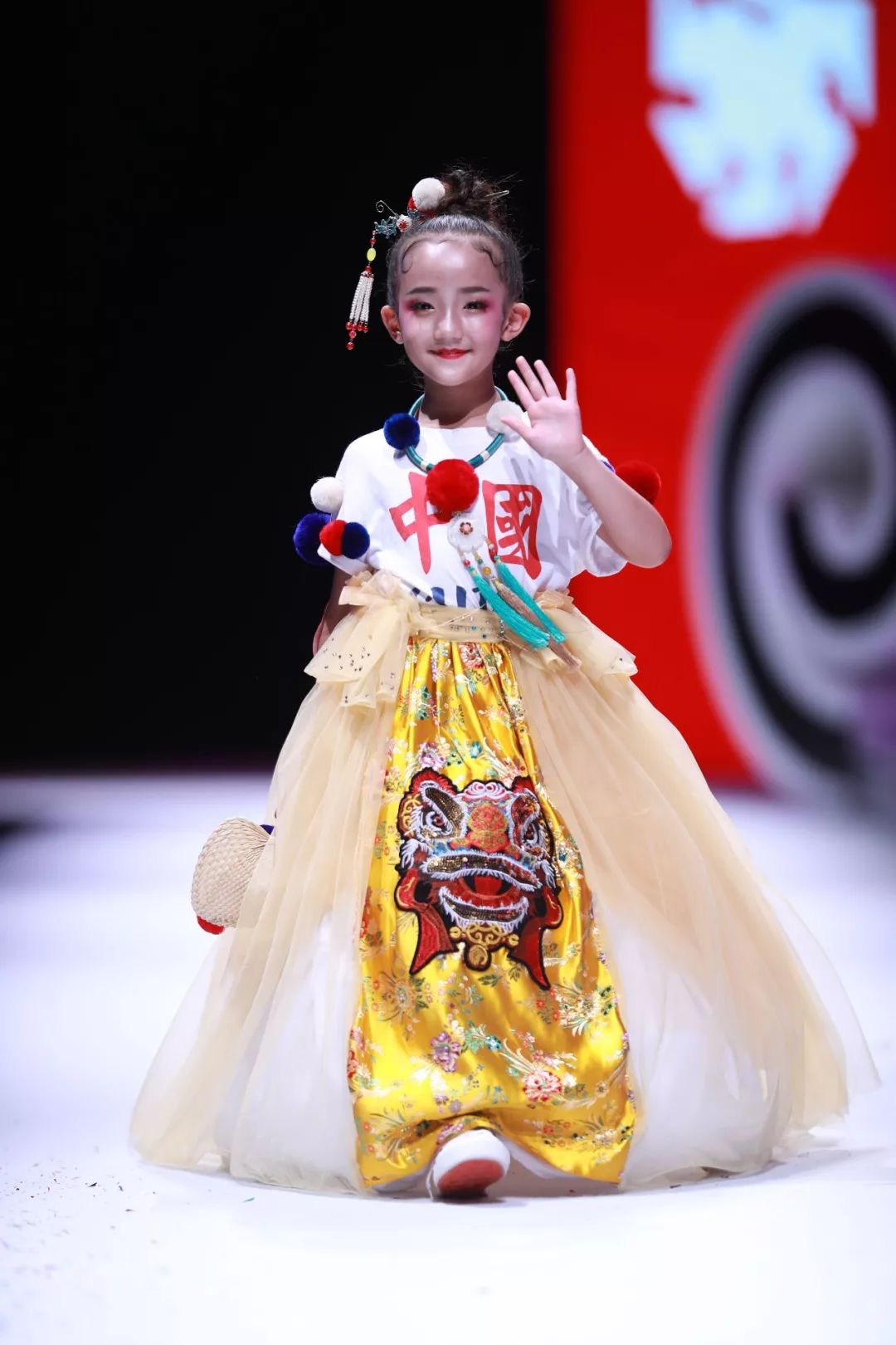 儿童的身体正处于发育阶段,通过模特走秀的身姿训练,不仅有效的帮助