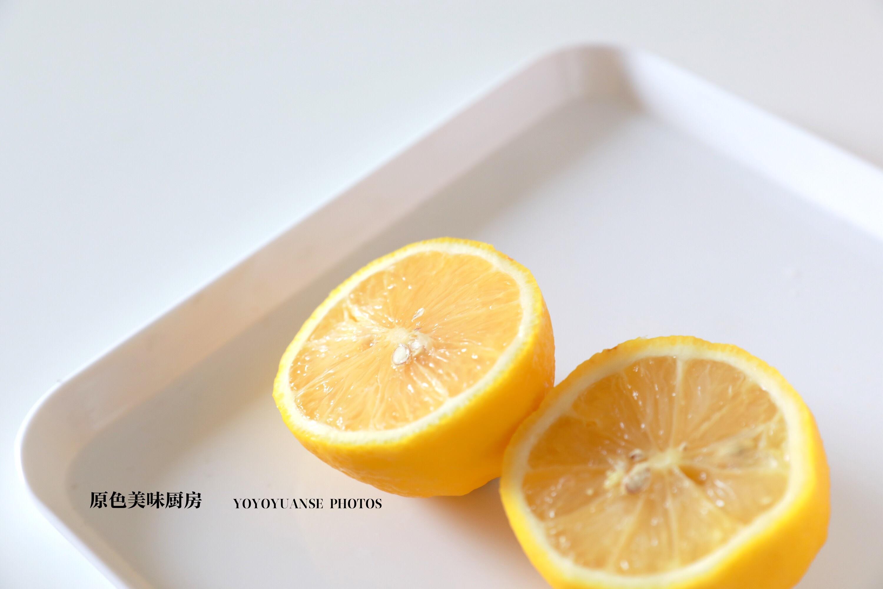 挤出柠檬汁备用.5.将哈密瓜小块放入破壁机内.6.