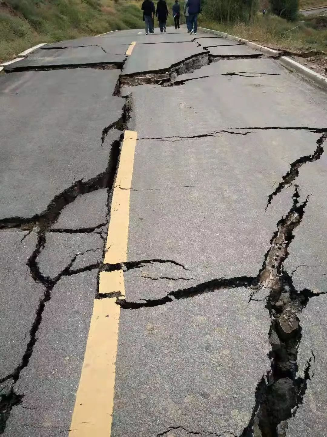 發生大面積蠕滑16時10分 造成滑坡區域內常河前進磚瓦廠磚窯裂縫和