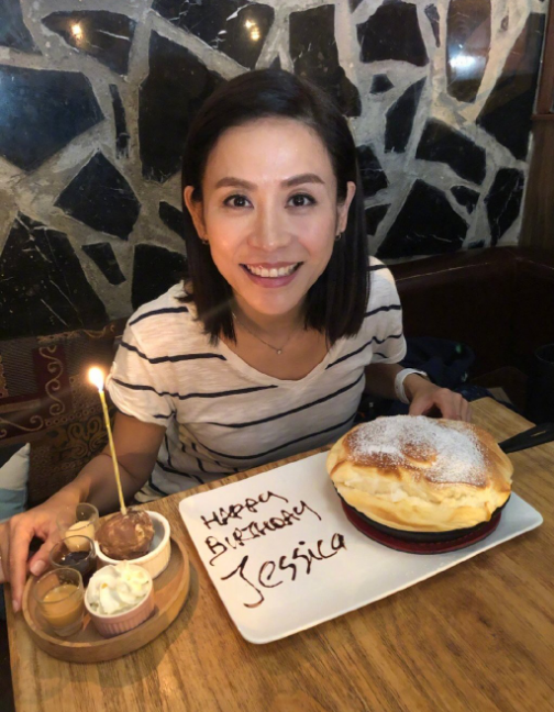 宣萱现街头穿蓝色t恤低调朴素素颜憔悴显老49岁依旧单身