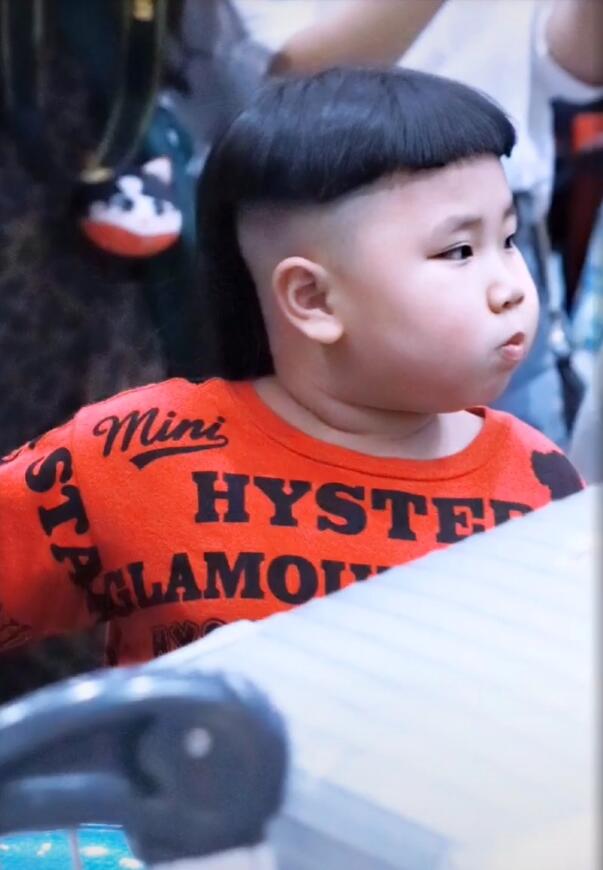 郭德纲4岁儿子郭汾阳近照小脸胖嘟嘟现双下巴小辫子长到腰间