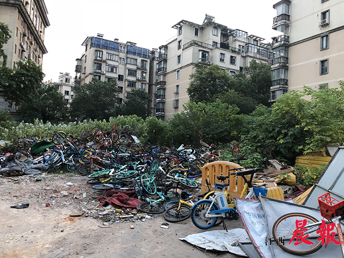 300余辆废弃单车霸占小区公共用地 位于南昌阳明锦城内
