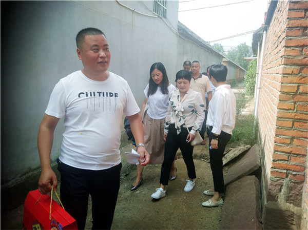 88岁的老奶奶王春敬领到月饼乐得合不拢嘴.