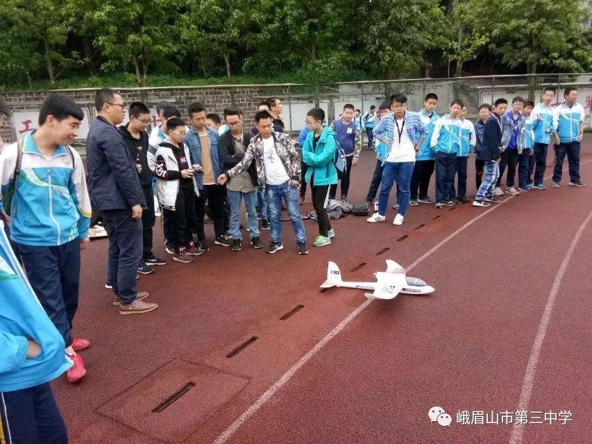 智圆行方让每一个生命都绽放精彩峨眉三中特色课程助推学生成长