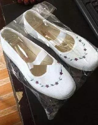 小白鞋装饰头发的潮流单品让人目不暇接!