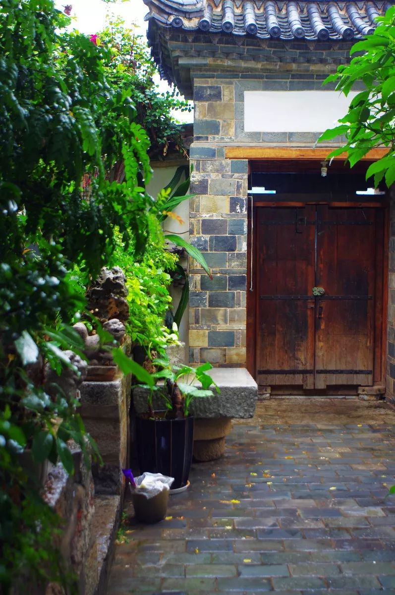 礼往,隔断乌烟瘴气,阻隔尘世喧嚣,奔波半生,愿有这样一座小院治愈辛劳