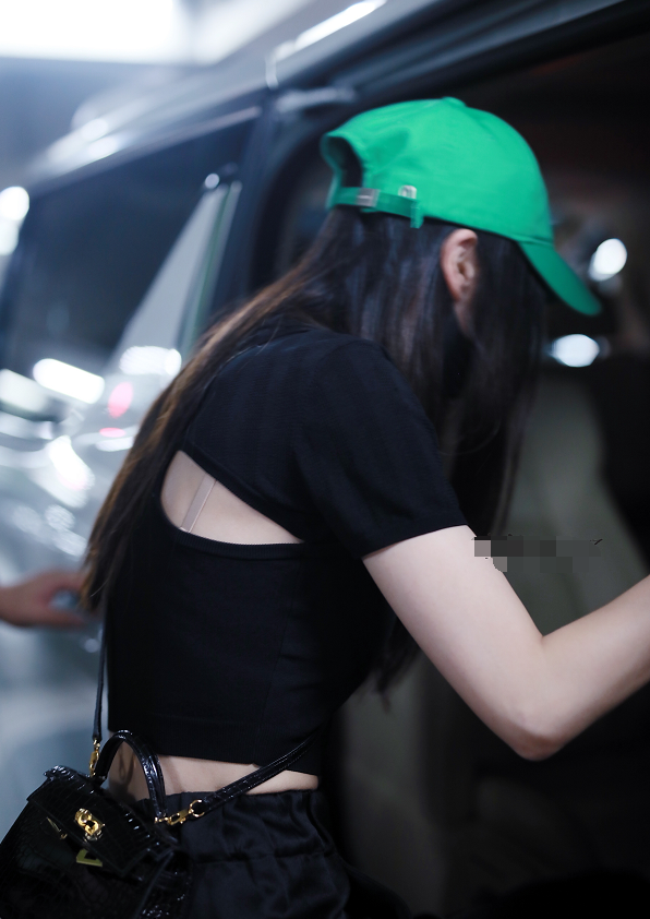 原创angelababy穿露脐装炫腹超爱美走起酷酷的运动风