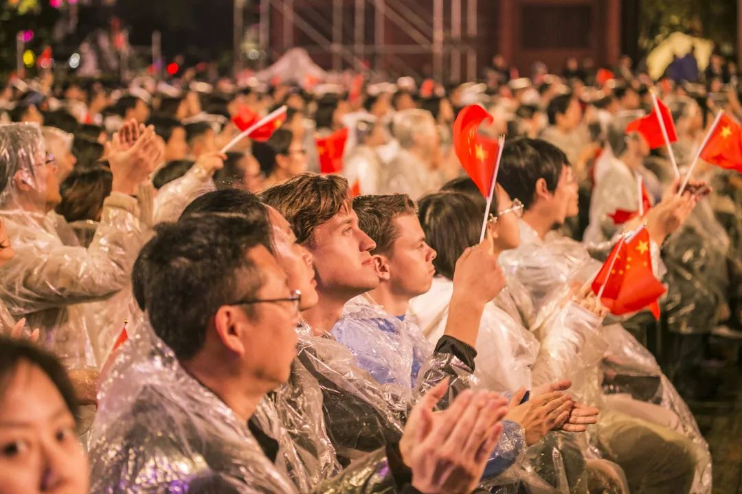 数万观众雨中唱响《歌唱祖国》 2019西安交响乐团户外公演成功举行