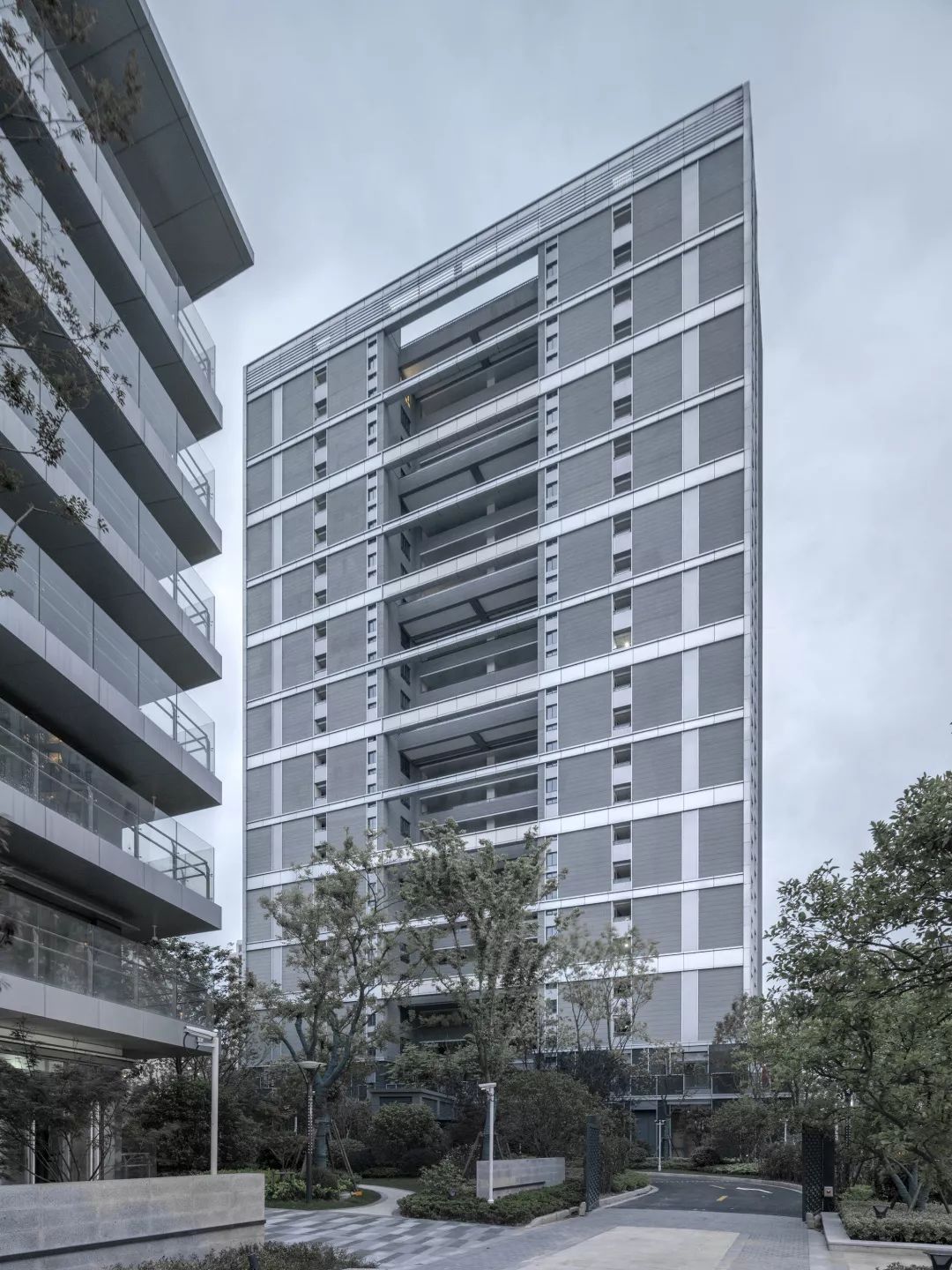 高层公寓借助外廊的延伸部分,形成了多个空中绿化交流平台,探索集合式