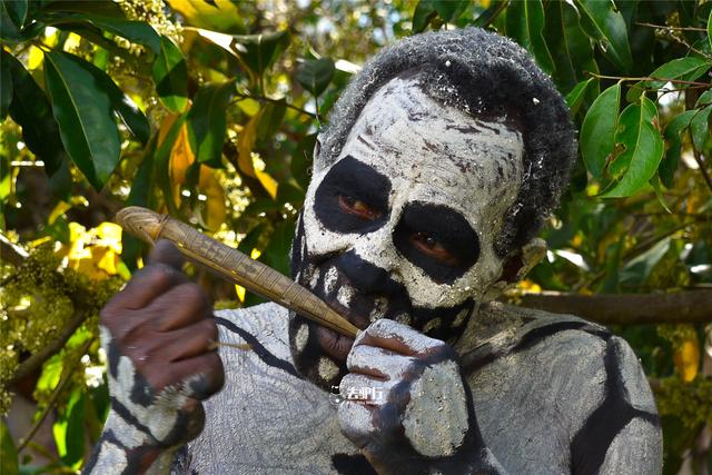 原创即将消亡的骷髅人部落以自己身体为画板用颜料涂成骷髅