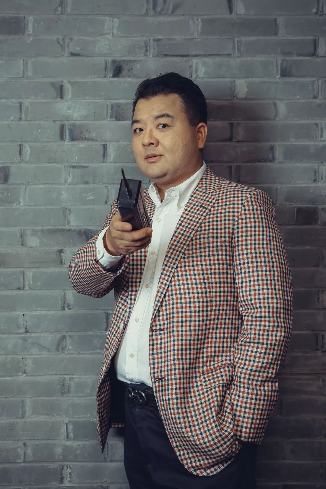 钱懿 饰 卢明大哥卢明因为炒股票赚了第一桶金,则早早有了老板的腔调.