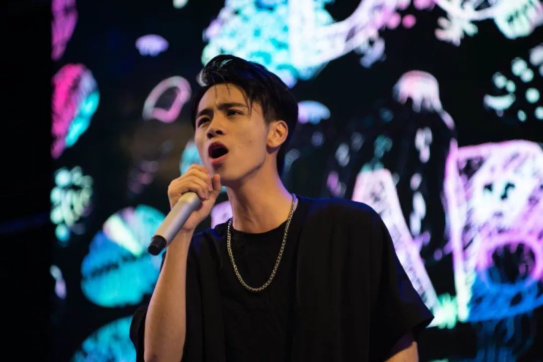 真心热爱的人再平凡也光芒闪闪