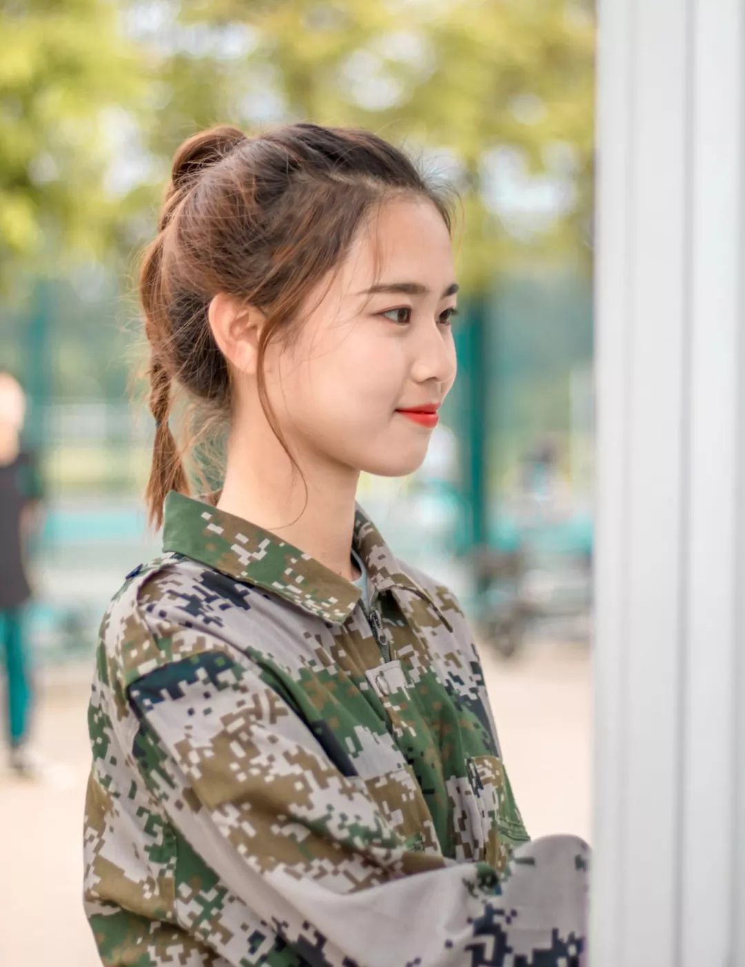 喜欢吃吃吃,对美食毫无抵抗力,最喜欢的作者是龙应台,大学打算学习