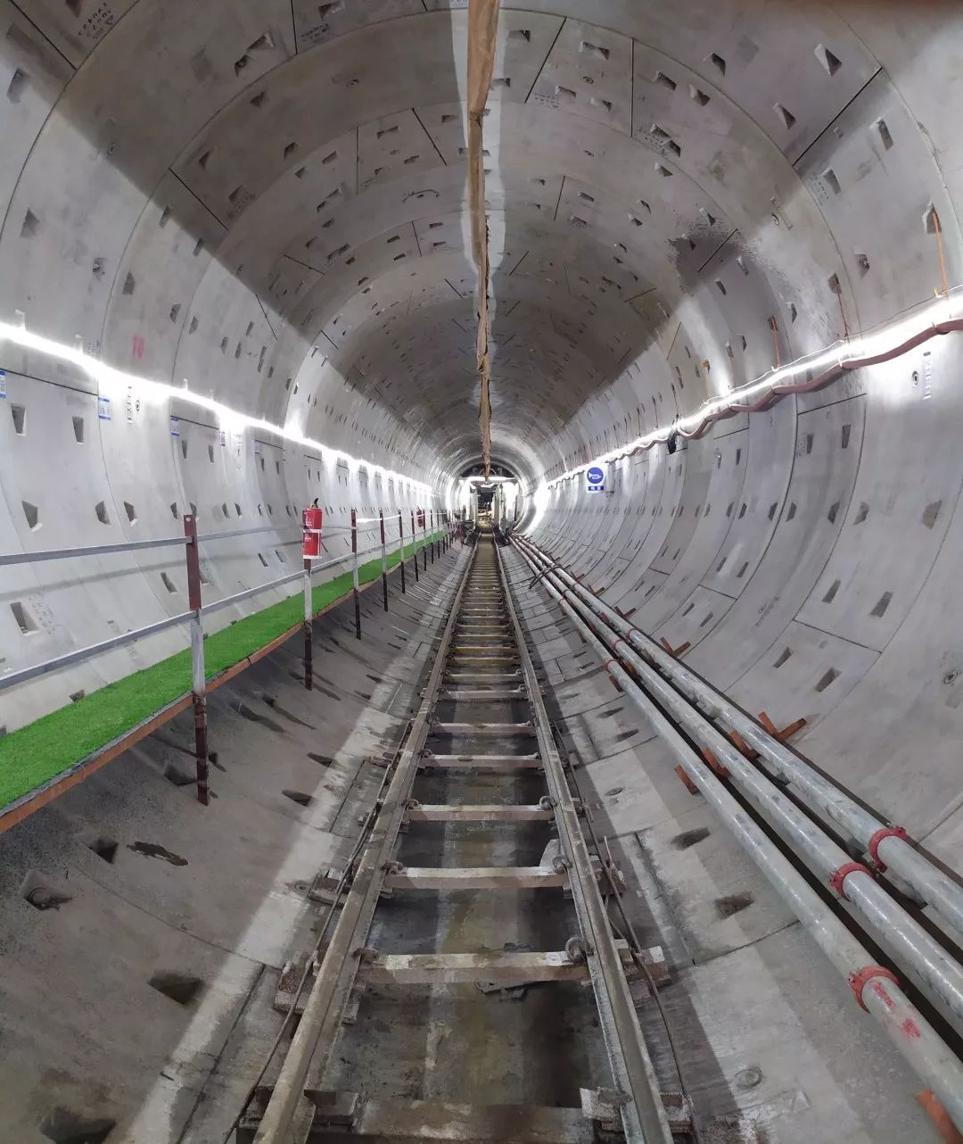 左线成型隧道初入西安您好!