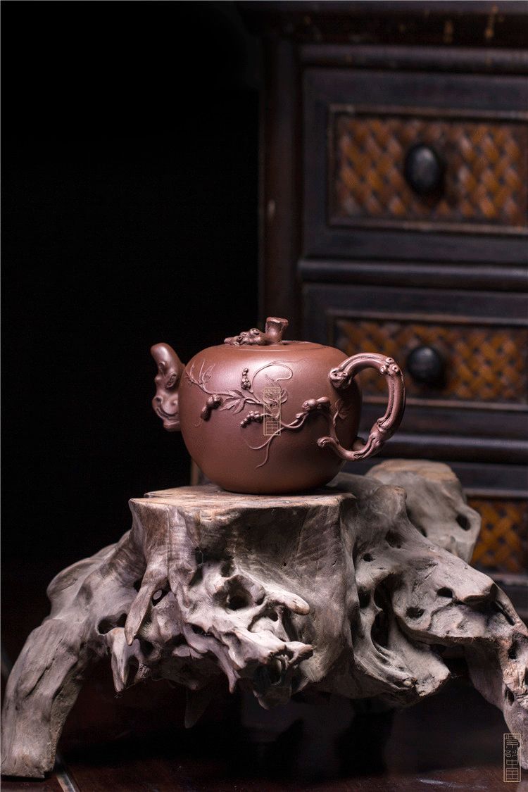 作品以松鼠葡萄入壶,更加祥瑞,吉祥,枝叶及葡萄缭绕壶身,数只松鼠跳跃