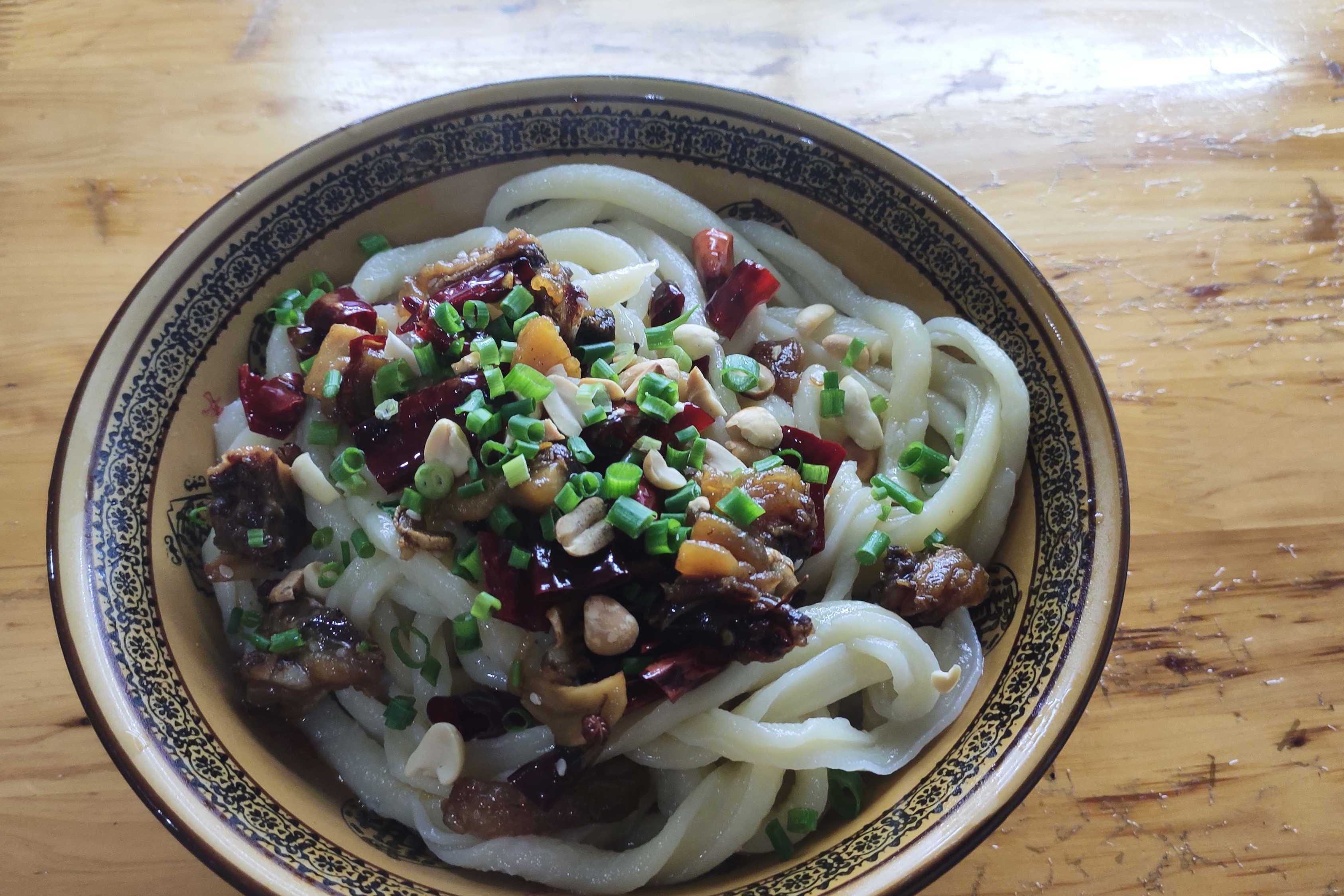 蓉飘老金在四川的小县城发现了当地的特色美食面鱼子你吃过吗