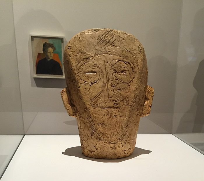 对于这些疑惑,贾科梅蒂是这么回答的: "一件大的雕塑人物,对我来说是