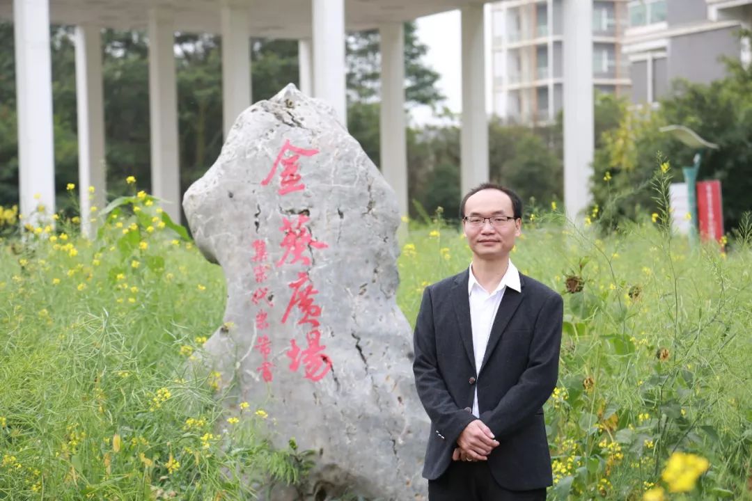 俸雲老師,2000年畢業於中南民族學院(現中南民族大學)新聞專業,先後在