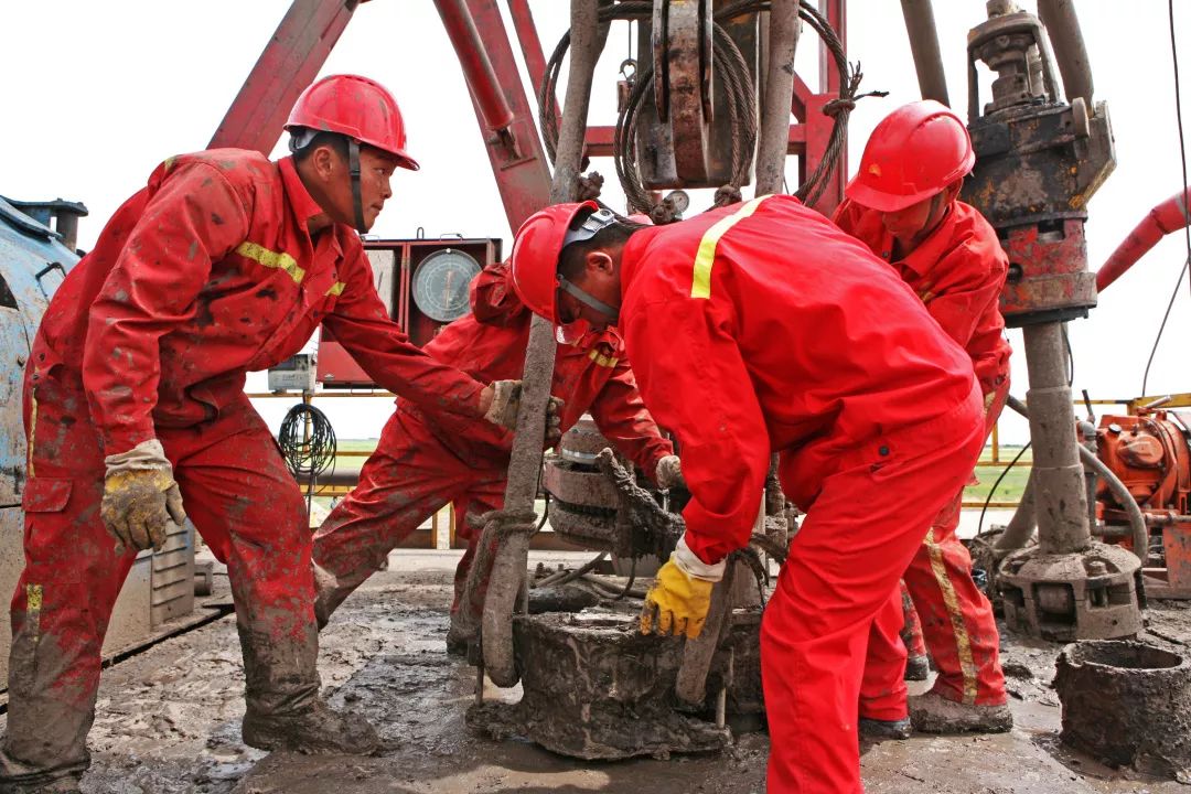 高清特写致敬竞赛中的钻井人