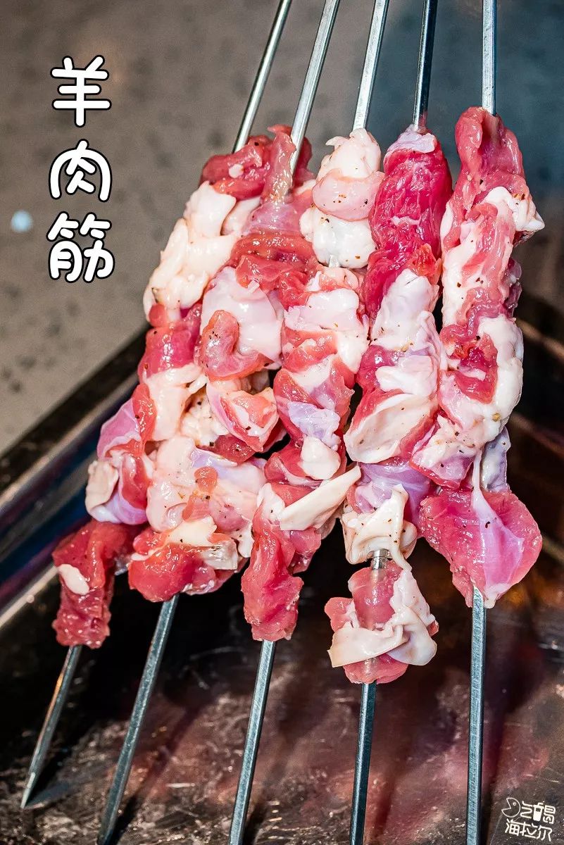 好的烤串第一时间为客人提供腌制的肉,经过人工现切现串牛羊肉都是