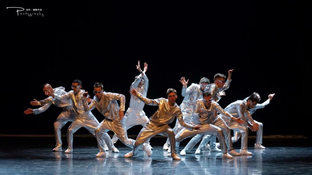 俄罗斯aps全男班现代舞团技巧与时尚的融合将你带入炫酷世界