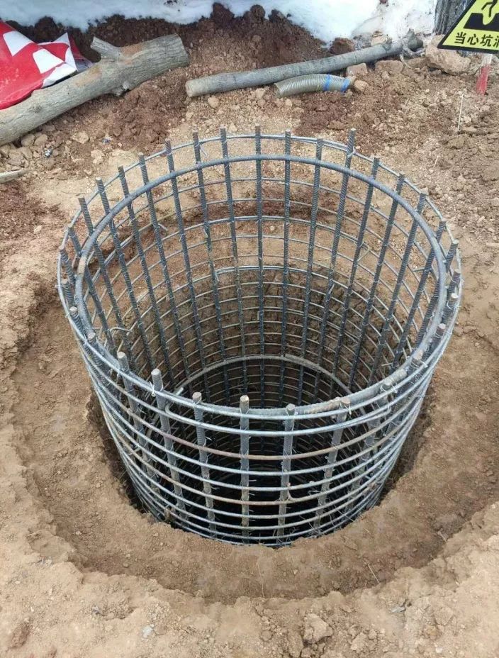 为掏挖式基础,约8米深,基坑内提土采用辘轳,三角架,吊篮