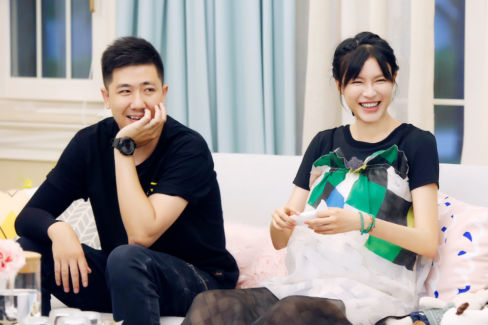 张徐宁李艾录制新生日记《新生日记》虽然已经收官,但李艾的辣妈旅程